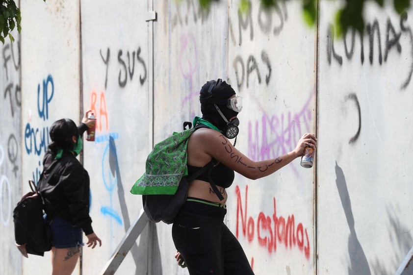 Unas 80 mil mujeres partieron a las 14:00 horas del Monumento a la Revolución y marcharon hasta el Zócalo capitalino para exigir un alto a la violencia de género.