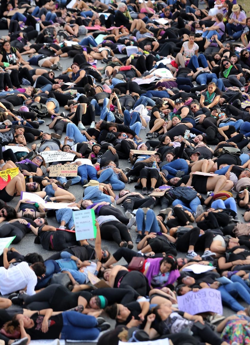 Unas 80 mil mujeres partieron a las 14:00 horas del Monumento a la Revolución y marcharon hasta el Zócalo capitalino para exigir un alto a la violencia de género.