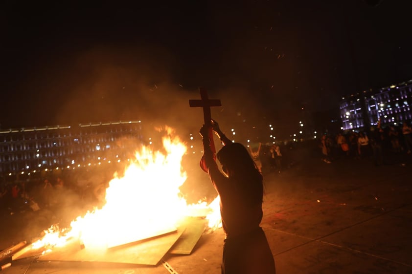 Unas 80 mil mujeres partieron a las 14:00 horas del Monumento a la Revolución y marcharon hasta el Zócalo capitalino para exigir un alto a la violencia de género.