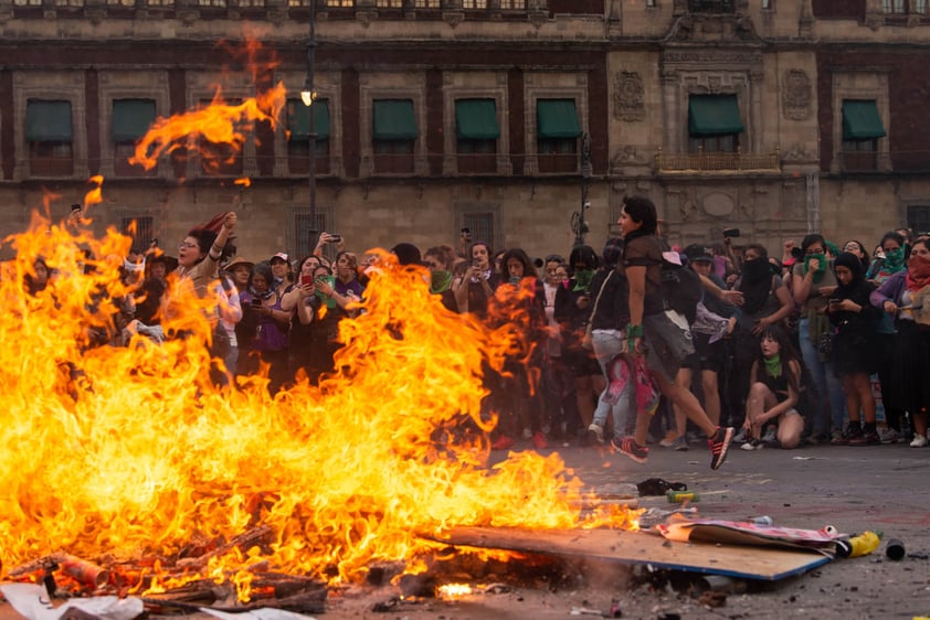 Unas 80 mil mujeres partieron a las 14:00 horas del Monumento a la Revolución y marcharon hasta el Zócalo capitalino para exigir un alto a la violencia de género.