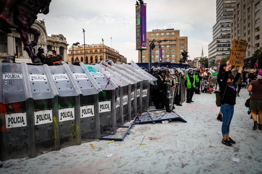 Unas 80 mil mujeres partieron a las 14:00 horas del Monumento a la Revolución y marcharon hasta el Zócalo capitalino para exigir un alto a la violencia de género.