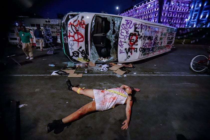 Unas 80 mil mujeres partieron a las 14:00 horas del Monumento a la Revolución y marcharon hasta el Zócalo capitalino para exigir un alto a la violencia de género.