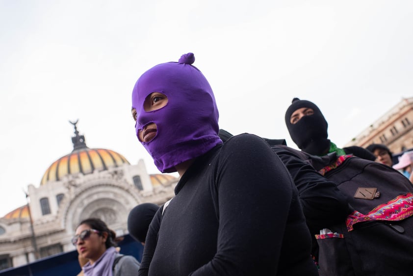 Unas 80 mil mujeres partieron a las 14:00 horas del Monumento a la Revolución y marcharon hasta el Zócalo capitalino para exigir un alto a la violencia de género.