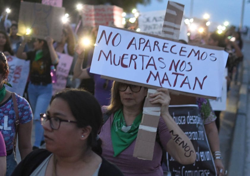 Unas 80 mil mujeres partieron a las 14:00 horas del Monumento a la Revolución y marcharon hasta el Zócalo capitalino para exigir un alto a la violencia de género.