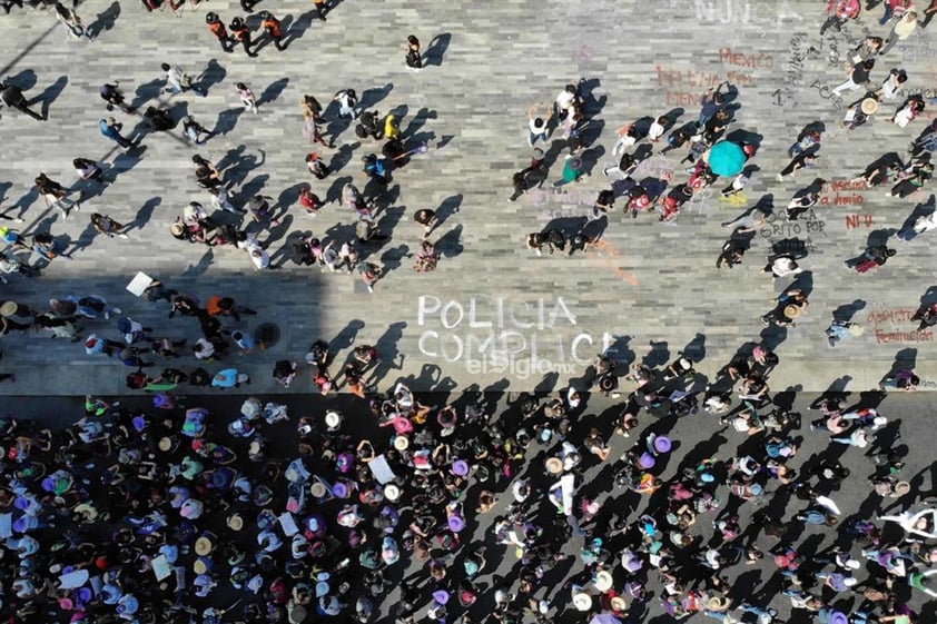 Miles de mujeres marchan del Monumento a la Revolución rumbo al Zócalo capitalino en el marco del Día de la Mujer, el domingo 8 de marzo de 2020.