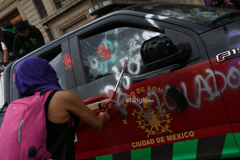 En el marco del Día Internacional de la Mujer, colectivos de Mujeres marchan del Monumento a la Revolución, rumbo al Zócalo Capitalino.