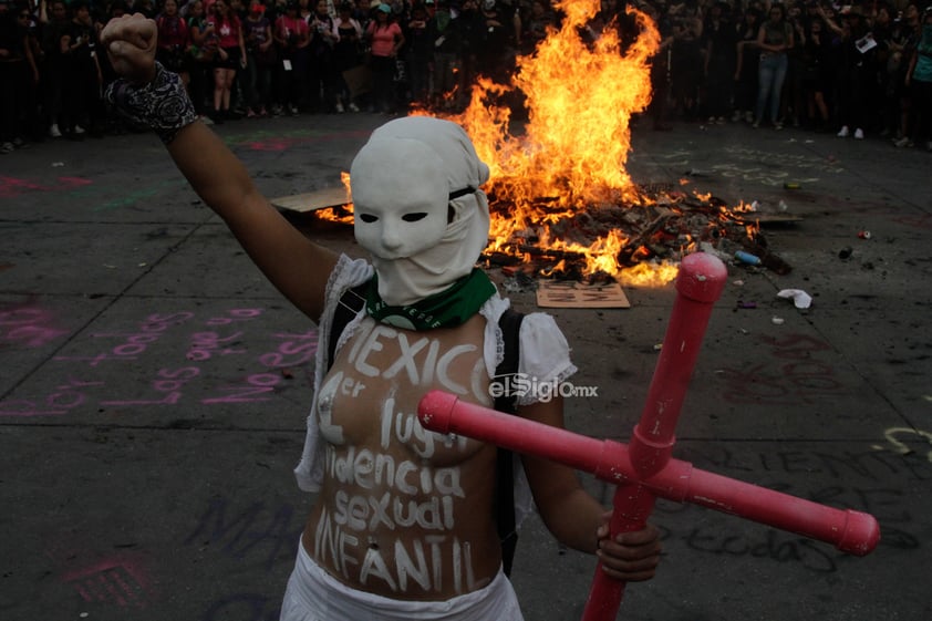 En el marco del Día Internacional de la Mujer, colectivos de Mujeres marchan del Monumento a la Revolución, rumbo al Zócalo Capitalino.