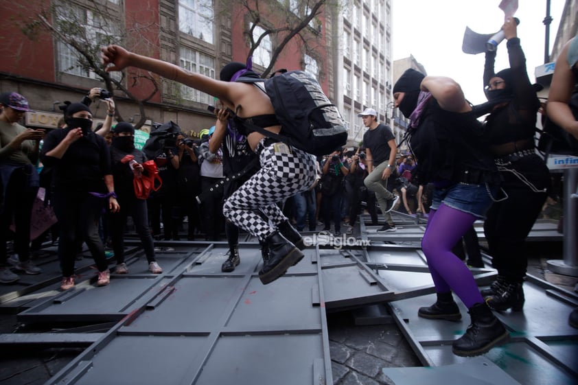 En el marco del Día Internacional de la Mujer, colectivos feministas Marchan desde el monumento a la revolución hacia el zócalo.