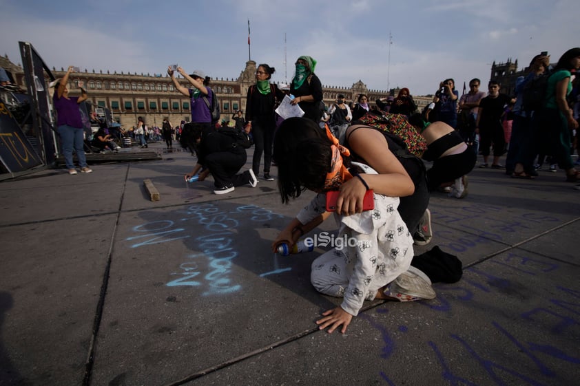 En el marco del Día Internacional de la Mujer, colectivos feministas Marchan desde el monumento a la revolución hacia el zócalo.