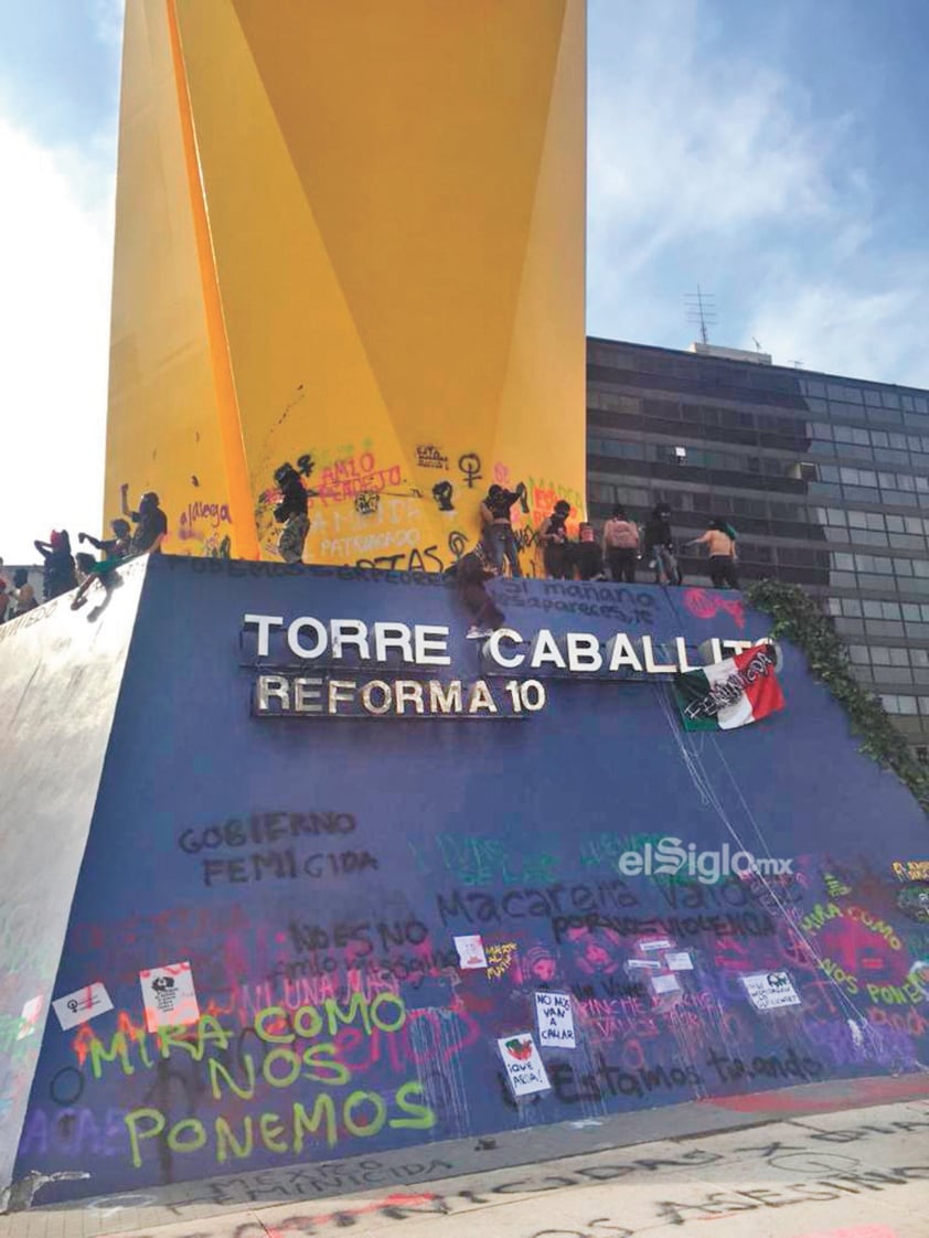 Miles de mujeres marchan del Monumento a la Revolución rumbo al Zócalo capitalino en el marco del Día de la Mujer, el domingo 8 de marzo de 2020. Sobre paseo de la Reforma, algunos monumentos fueron vandalizados durante el evento.