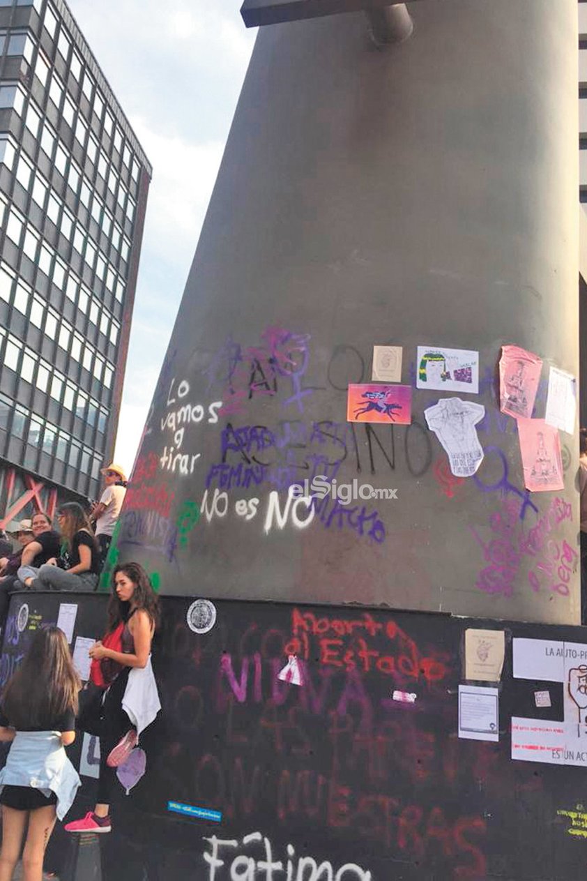 Miles de mujeres marchan del Monumento a la Revolución rumbo al Zócalo capitalino en el marco del Día de la Mujer, el domingo 8 de marzo de 2020. Sobre paseo de la Reforma, algunos monumentos fueron vandalizados durante el evento.