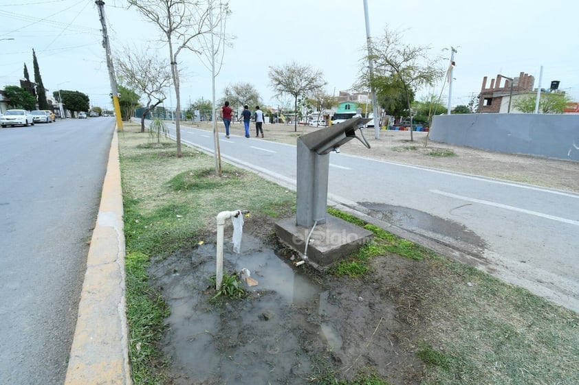 Fugas. Los diversos bebederos a lo largo de la Línea Verde están dañados, contrastando con las fugas de agua a su alrededor, que además se vuelven un foco de infección por el estancamiento del agua.