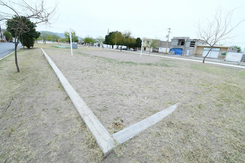 Pasto invasivo. La cancha de voleibol de playa es de las más dañadas, con la arena dispersa y el pasto naciente. La cordonería está casi invisible por la arena que la cubre, además no se cuenta con la red del juego.