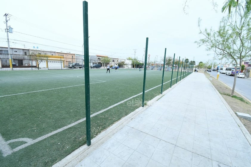 Sin malla. Donde estaba la malla de protección solo quedan los postes. En algunos quedan alambres sueltos.