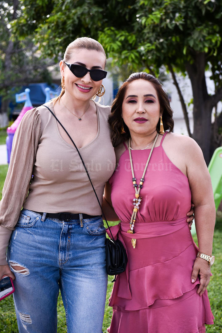 14032020 EN UN CUMPLEAñOS.  Cristina y Ana Lilia.