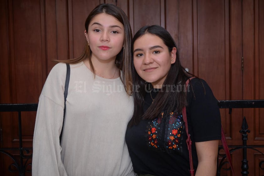 14032020 EN EL TEATRO.  Beatríz y Ana.