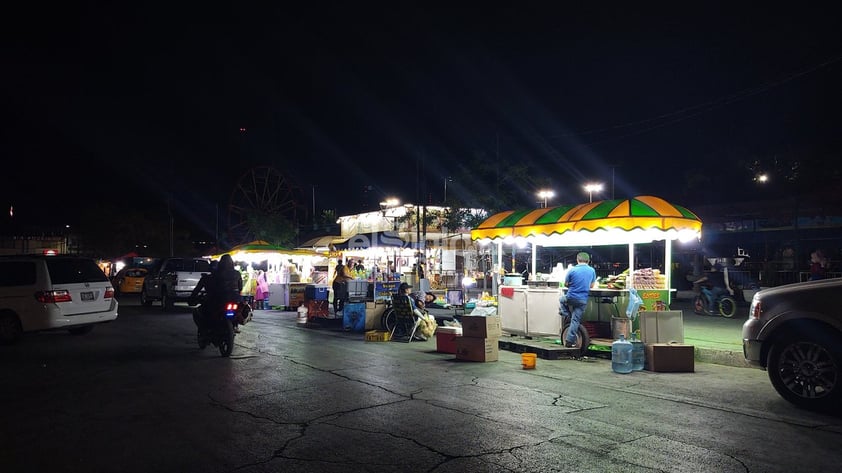 Los puestos de la Alameda Zaragoza lucen sin clientes.