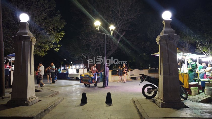 El paseo dominical de la Alameda siempre luce concurrido, sin embargo esta tarde-noche las inmediaciones del parque lucen solitarias.