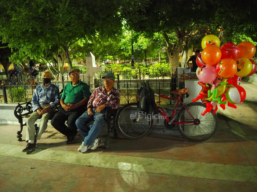 Adultos mayores se concentran en la Plaza de Armas, aún cuando los eventos están suspendidos por la contingencia; muchos de ellos salen aunque sea “un par de horas” a tomar el aire, pues dicen que no están acostumbrados a estar encerrados en casa.