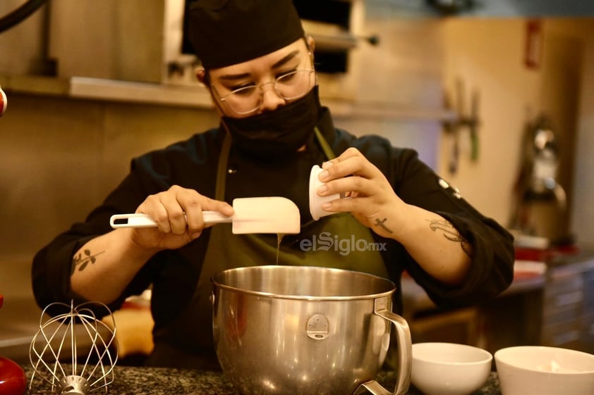 En un bowl colocaremos el huevo, azúcar, sal, vainilla y miel a batir a velocidad media por tres minutos. Después, subimos la velocidad a alta por cinco minutos más, seguimos batiendo hasta que su tamaño sea el triple o que el batido forme picos.