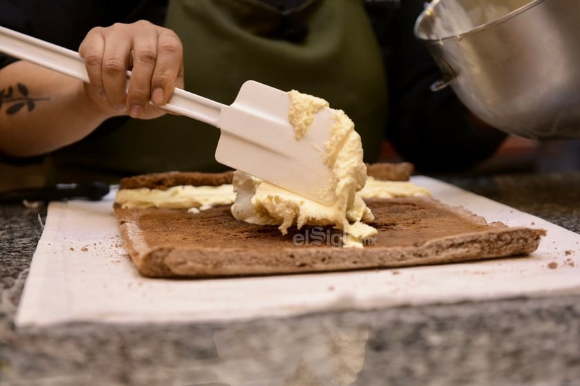 Enseguida, sacamos el helado del congelador y batimos un poco sólo para poder tener mayor manejo del mismo sobre el bizcocho. A continuación, vaciamos el helado en el bizcocho dejando la orilla sola para evitar derramar. Una vez enrollado, cubrimos con papel film y llevamos a la heladera por 30 minutos o hasta que este bien firme.