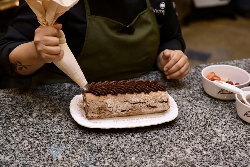 Transcurrido el tiempo sacamos para decorar, cortamos las orillas y montamos en el plato, se puede solo cernir azúcar glas arriba o darle un terminado mas elaborado con crema batida, trozos de chocolate y frutos rojos frescos.