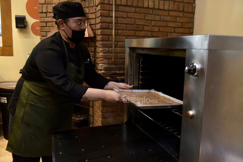 Después, hay que sacar el producto del horno y voltear el bizcocho en una manta limpia con azúcar glas para evitar se pegue, y enrollamos. Así enrollado dejamos enfriar por 20 minutos, pasado el tiempo quitamos la manta y dejamos enfriar por 10 minutos más.