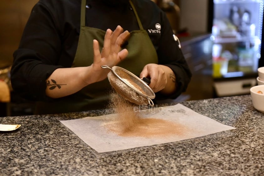 Aparte, cernimos juntos la cocoa y harina. Luego, integramos poco a poco con velocidad mínima en la batidora para no sacar el aire que metimos al batido. Vaciamos a una charola previamente engrasada y con papel encerado o estrella y horneamos a 180 grados por 10 minutos.