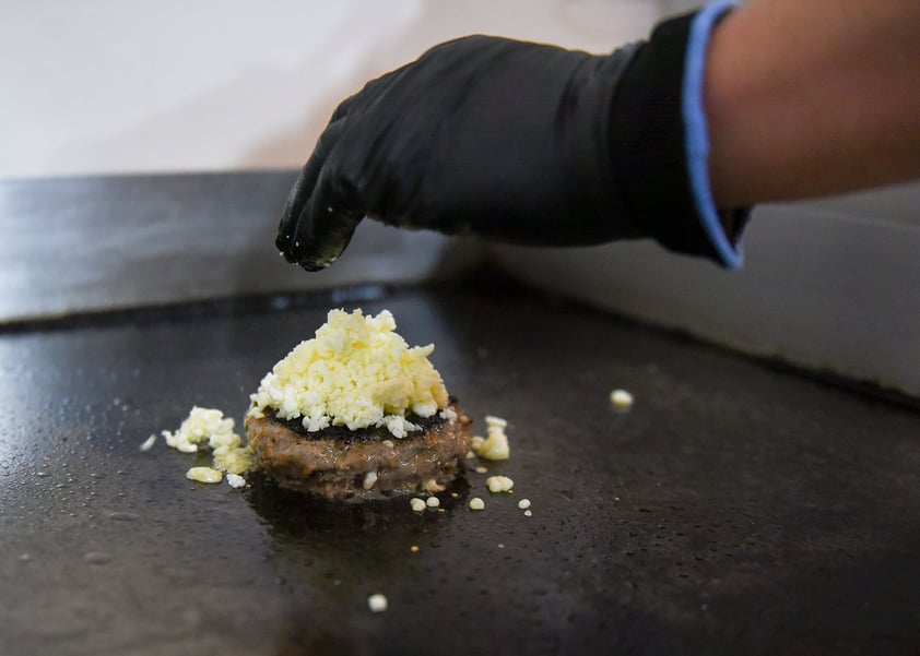 Negocio lagunero inspiró esta hamburguesa para su menú 