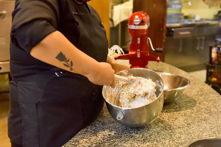 MEZCLA. Fusiona las galletas trituradas
y la nuez con el merengue.