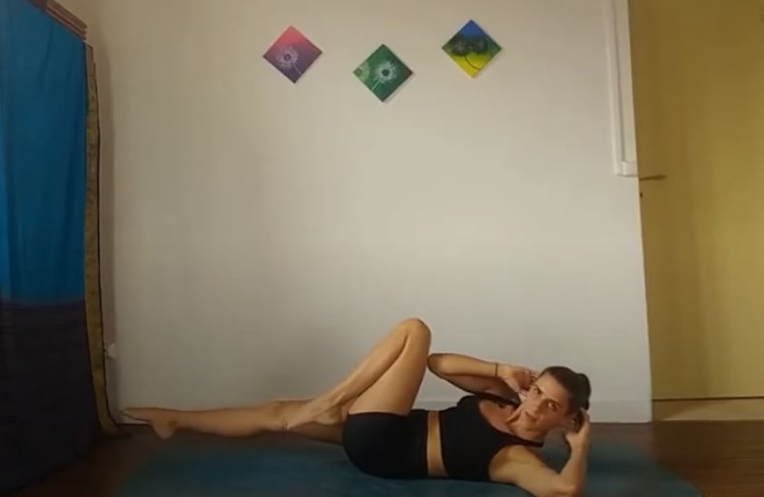 ABDOMINALES DE BICICLETA. Lleva tu rodilla al pecho y toca con el codo del brazo contrario.