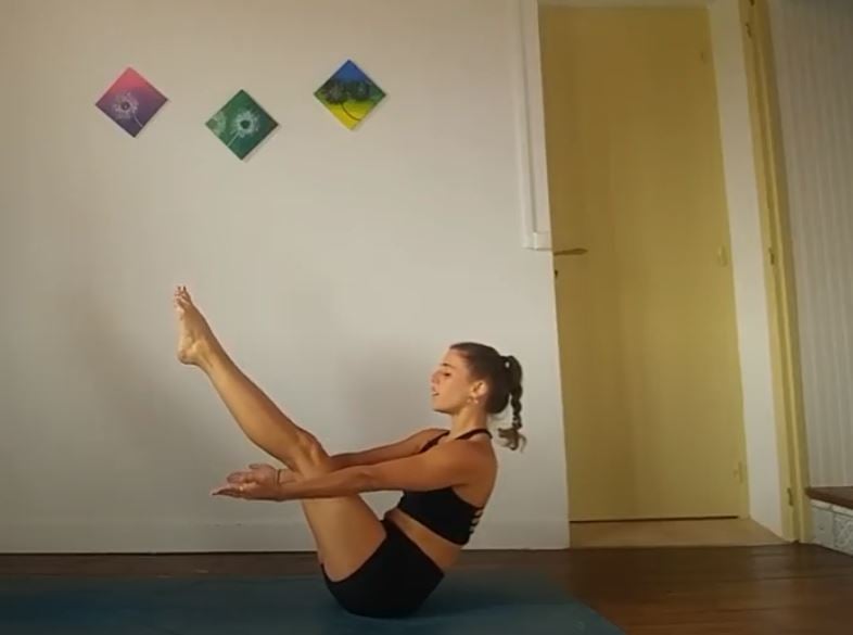 V INVERTIDA. Eleva tus piernas rectas en paralelo a tu cuerpo y reposa tu balance sobre el coxis, mantén.