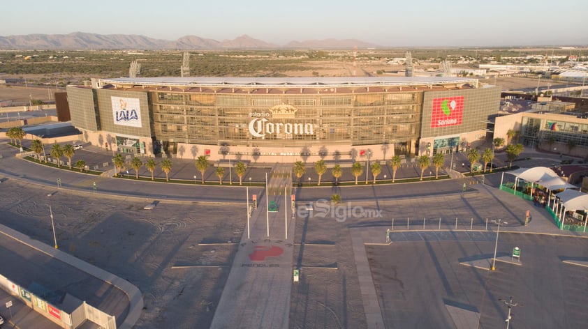 En un fenómeno sin precedente, un emblema de la arquitectura contemporánea como el Estadio Corona, luce vacío durante un tradicional domingo donde los aficionados al Club Santos Laguna tendrían que estarlo abarrotando; su imagen es un grito de gol silencioso.