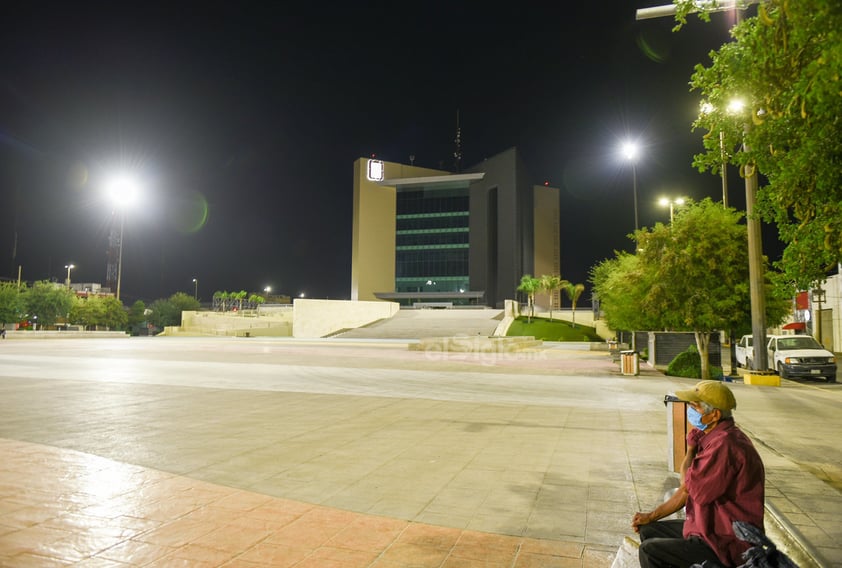 En el presente ensayo fotográfico realizado por El Siglo de Torreón, se muestran instantáneas tomadas durante el último mes de confinamiento. Por ejemplo, la Plaza Mayor de Torreón ha tenido que experimentar la ausencia de las familias laguneras que solían visitarla cada noche.