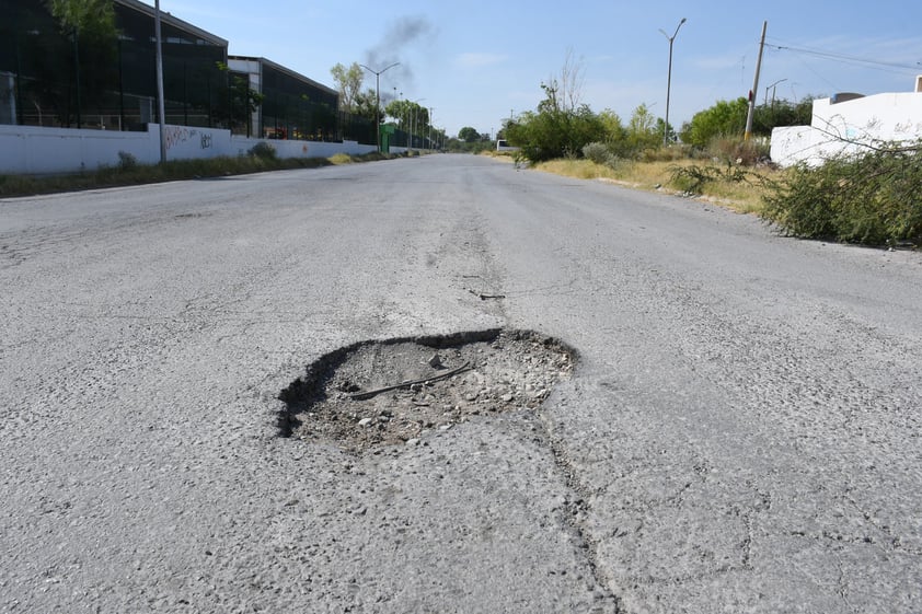 Baches. En la mayoría de las arterias de la colonia Villas Zaragoza, se aparecen los baches al transitar por el lugar, producto de la falta de interés de las autoridades municipales en las colonias populares, que únicamente son aprovechadas como fuente de votos para los políticos en campaña.