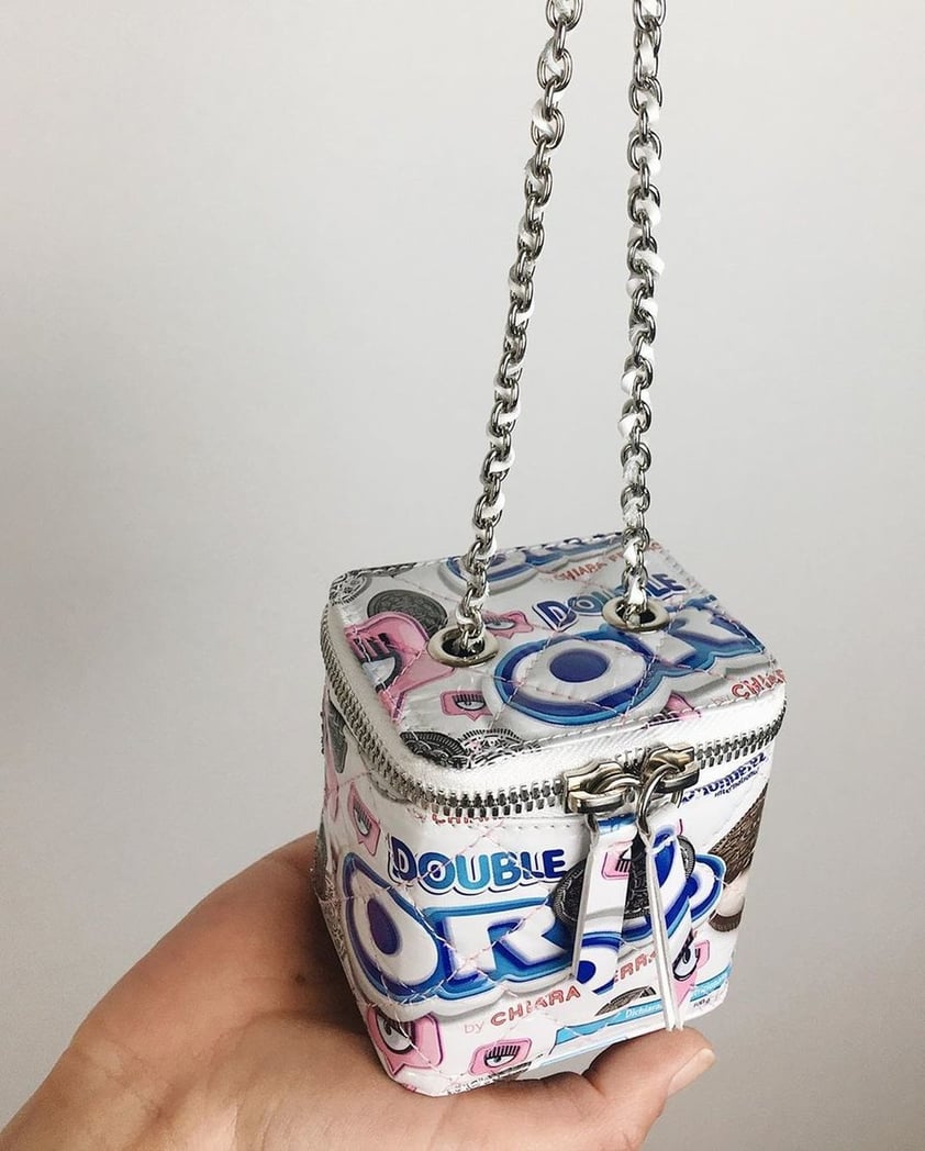 Una nueva versión de la mini vanity bag de Chanel, además de todo confeccionada con la envoltura de las Oreo de Chiara Ferragni.