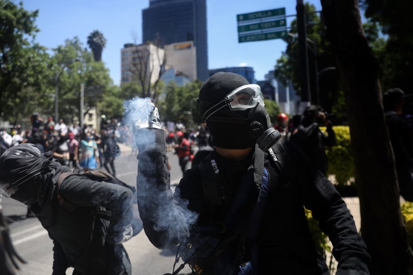 Vandalizan embajada de EUA por muertes de George Floyd y Giovanni López en CDMX