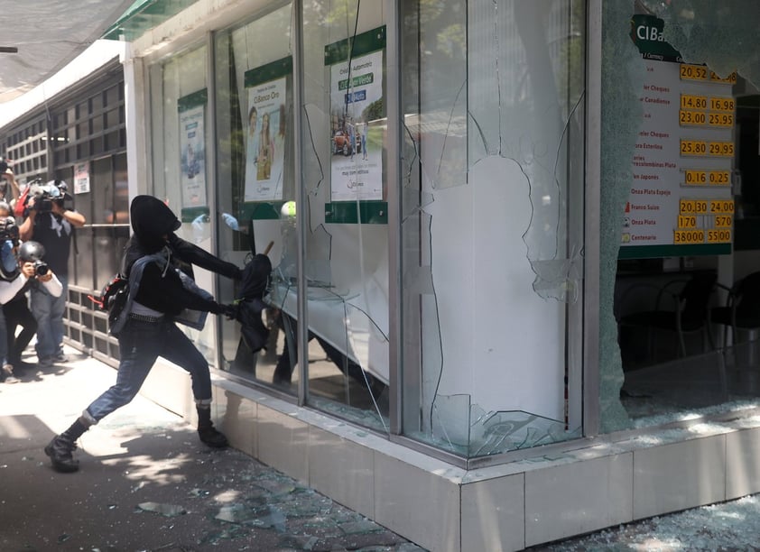 Vandalizan embajada de EUA por muertes de George Floyd y Giovanni López en CDMX