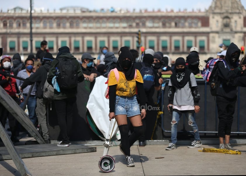 Durante la marcha, que tuvo lugar en Paseo de la Reforma y Avenida Juárez de la Ciudad de México, manifestantes realizaron diversas pintas en algunos lugares de la avenida, rompieron vidrios de las estaciones de la línea del Metrobús, así como vandalizaron y saquearon comercios de la zona.