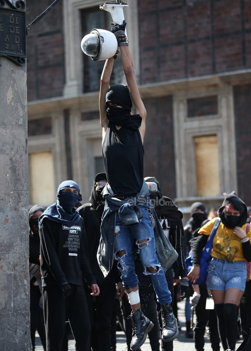 Durante la marcha, que tuvo lugar en Paseo de la Reforma y Avenida Juárez de la Ciudad de México, manifestantes realizaron diversas pintas en algunos lugares de la avenida, rompieron vidrios de las estaciones de la línea del Metrobús, así como vandalizaron y saquearon comercios de la zona.