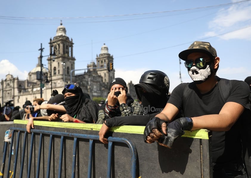 Los manifestantes también tiraron las vallas de protección que estaban alrededor del Hemiciclo a Juárez para realizar pintas en contra del abuso policial y agredieron a personal de los medios de comunicación.