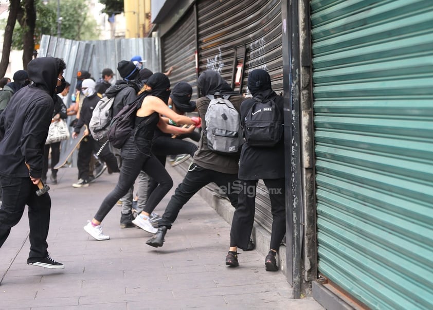 Los manifestantes también tiraron las vallas de protección que estaban alrededor del Hemiciclo a Juárez para realizar pintas en contra del abuso policial y agredieron a personal de los medios de comunicación.