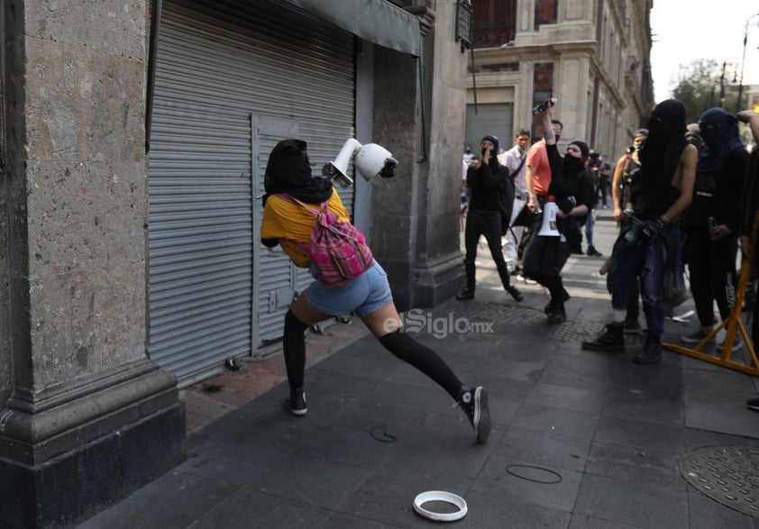 En las pintas realizadas durante la movilización se podían leer consignas como 'La libertad no es pecado' y 'Va por Melanie'.