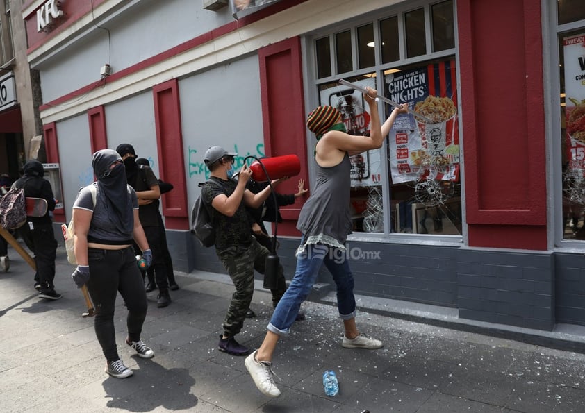 En las pintas realizadas durante la movilización se podían leer consignas como 'La libertad no es pecado' y 'Va por Melanie'.