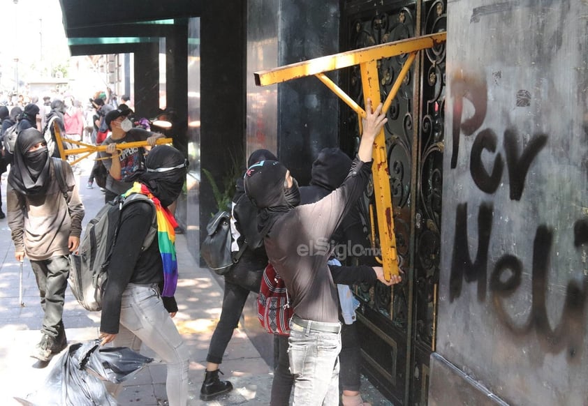 En las pintas realizadas durante la movilización se podían leer consignas como 'La libertad no es pecado' y 'Va por Melanie'.