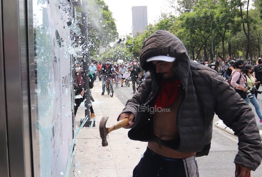 En las pintas realizadas durante la movilización se podían leer consignas como 'La libertad no es pecado' y 'Va por Melanie'.