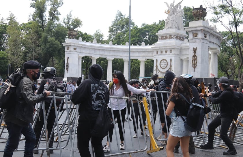 En las inmediaciones del Palacio de Bellas Artes, se pudo observar el uso de extintores para disolver al contingente.