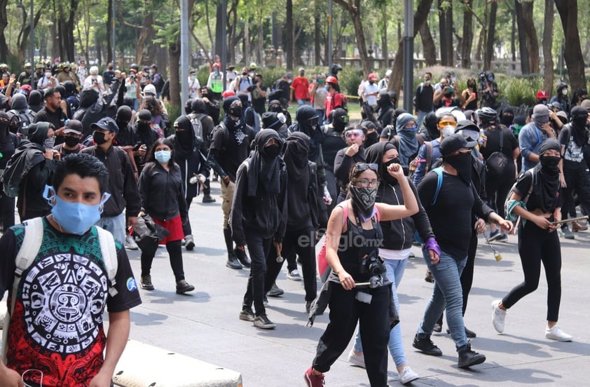 En las inmediaciones del Palacio de Bellas Artes, se pudo observar el uso de extintores para disolver al contingente.