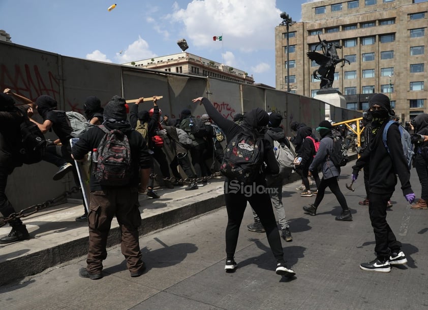 En la calle 5 de mayo ciudadanos reclamaron a los manifestantes por los destrozos realizados.