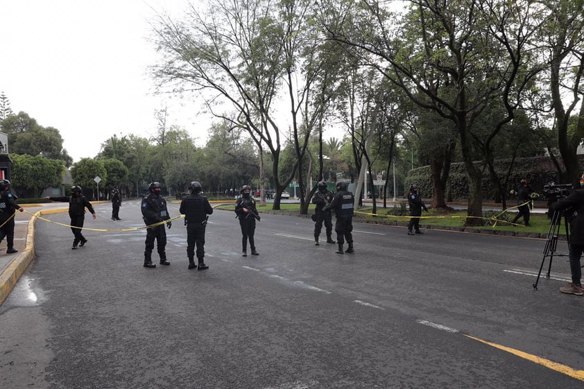 Expuso que hasta el momento se tienen aseguradas diversas armas de fuego de diferentes calibres, un fusil Barret, granadas de fragmentación, granadas de humo, equipos telefónicos, equipos de radiocomunicación, chalecos balísticos, 13 vehículos y testigos de los hechos.